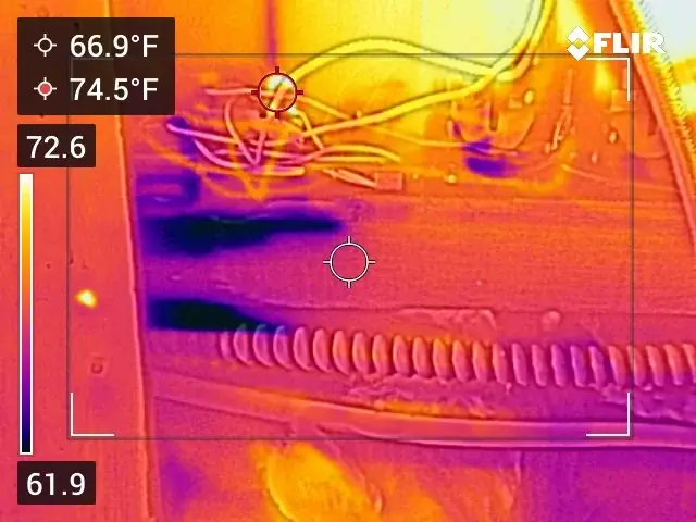 Iron-palette thermal image of the same wall top